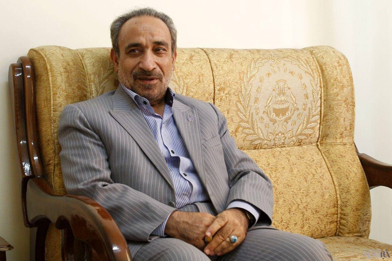 انتقادات صریح خباز از اصولگرایان/ دوستان اصولگرا حاضرند برای یک دستمال قیصریه را به آتش بکشند/ چرا از برجام خارج نمی شوید؟