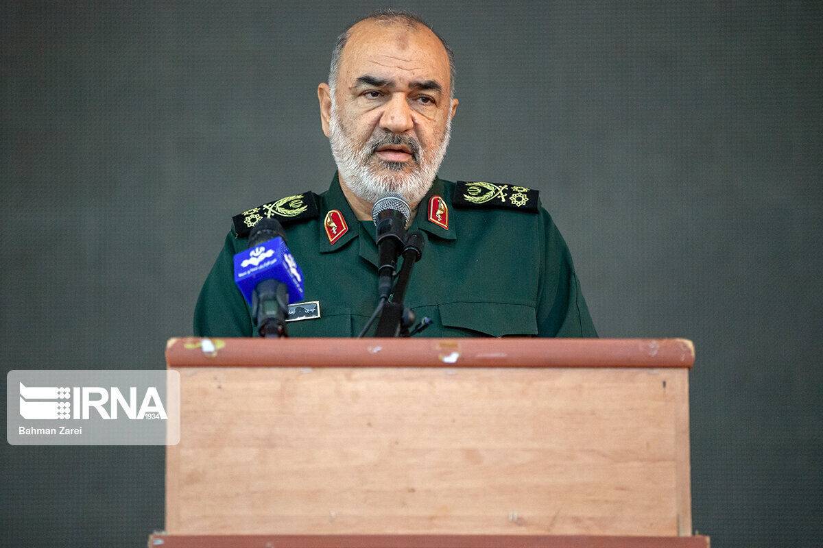 سردار سلامی: قاطعانه با آشوبگران برخورد کنیم