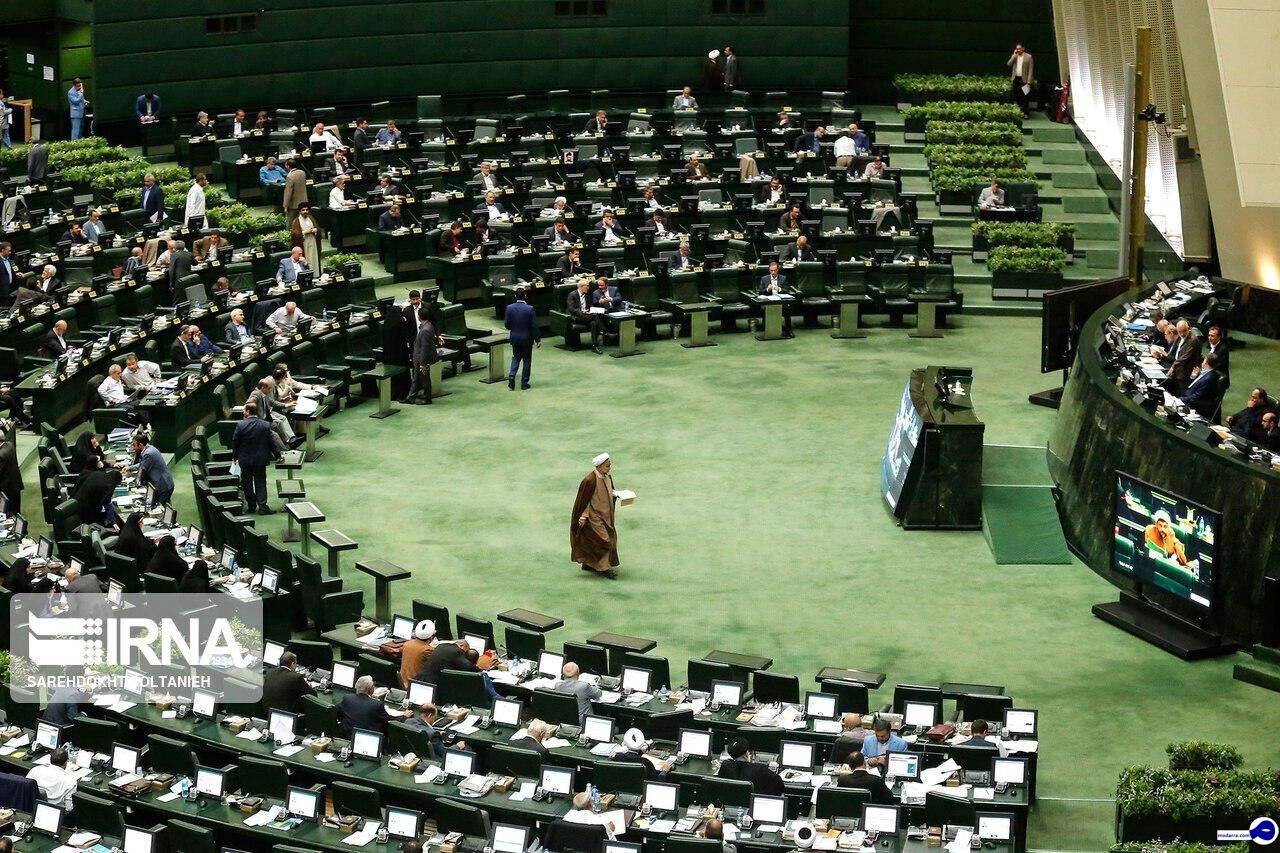 جلسه امروز مجلس چرا با تاخیر آغاز شد؟/ همهمه و مشاجره لفظی در پارلمان به دلیل تاخیر غیرمعمول/ نماینده اصولگرا: مجلسی که انقلابی نباشد یعنی همین!