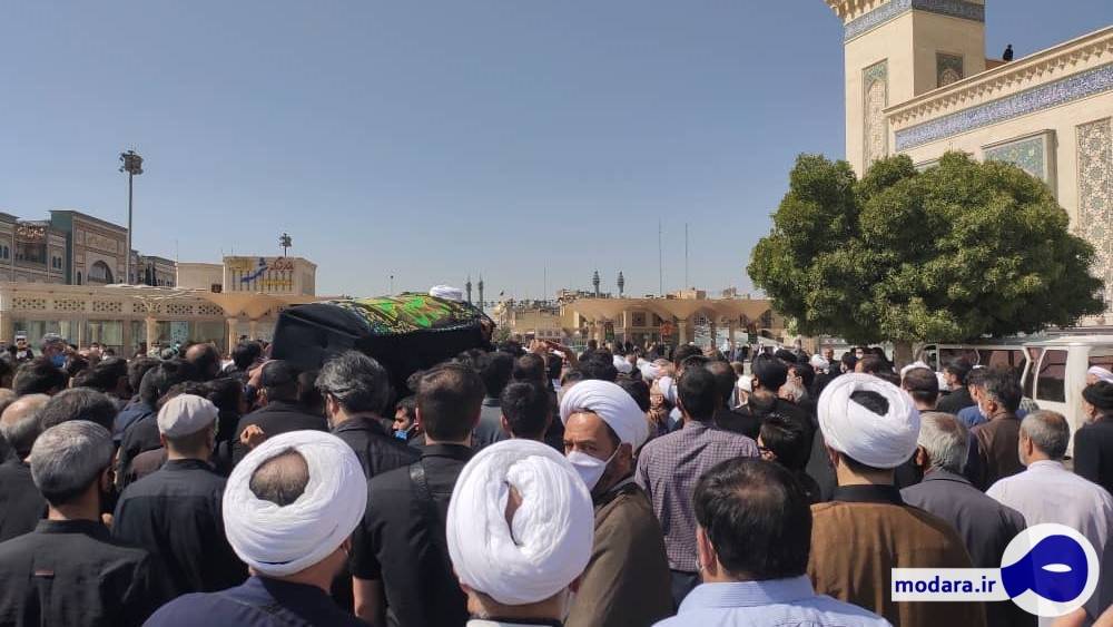 پیکر آیت الله صانعی پس از اقامه نماز به امامت آیت‌الله العظمی شبیری زنجانی به خاک سپرده شد/ تصاویر