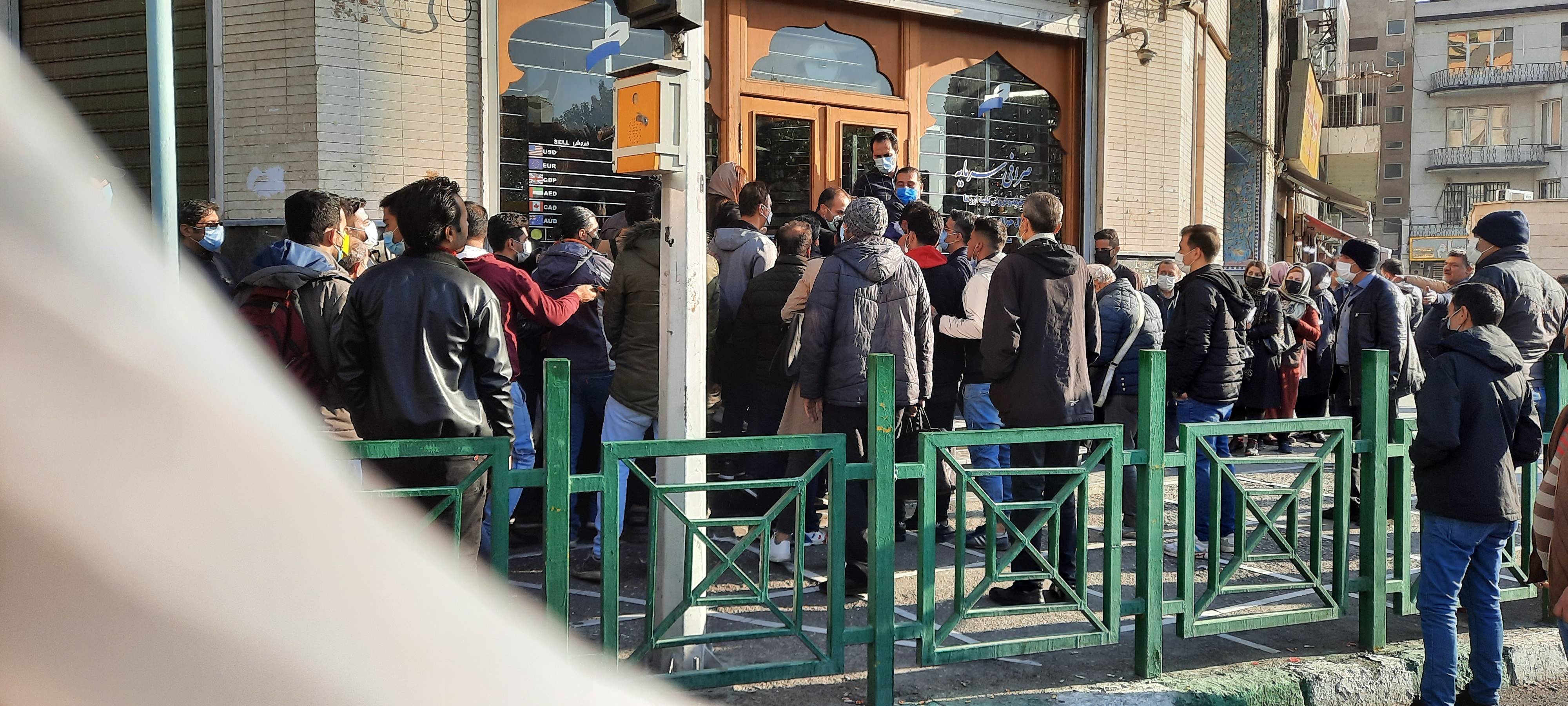 صف فروش دلار در میدان فردوسی تهران