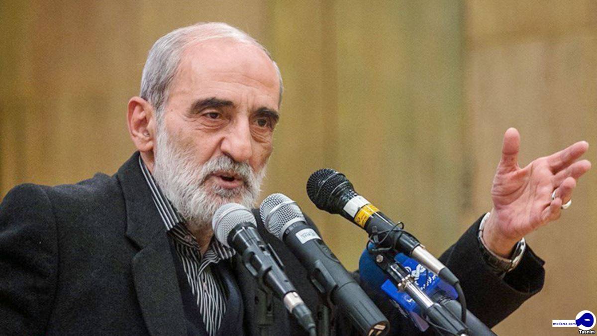 حسین شریعتمداری: موسای ما عصا انداخت