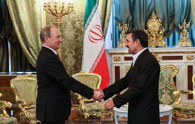 پرسش احمدی نژاد از پوتین درباره طالبان