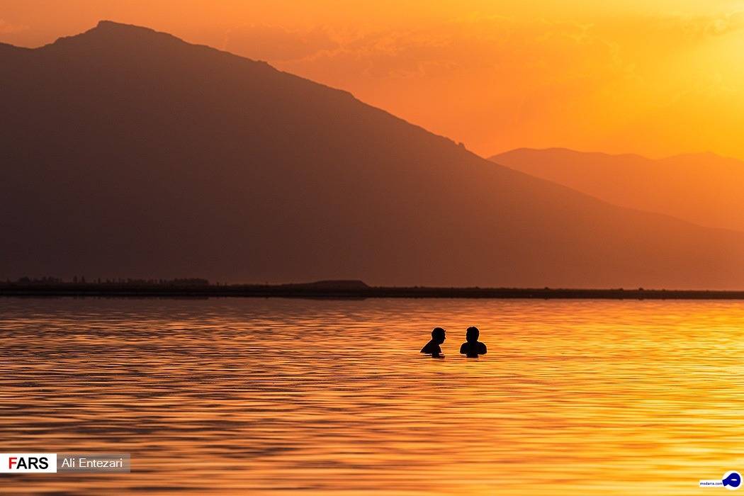 تصاویر مسافران تابستانی در «دریاچه ارومیه»