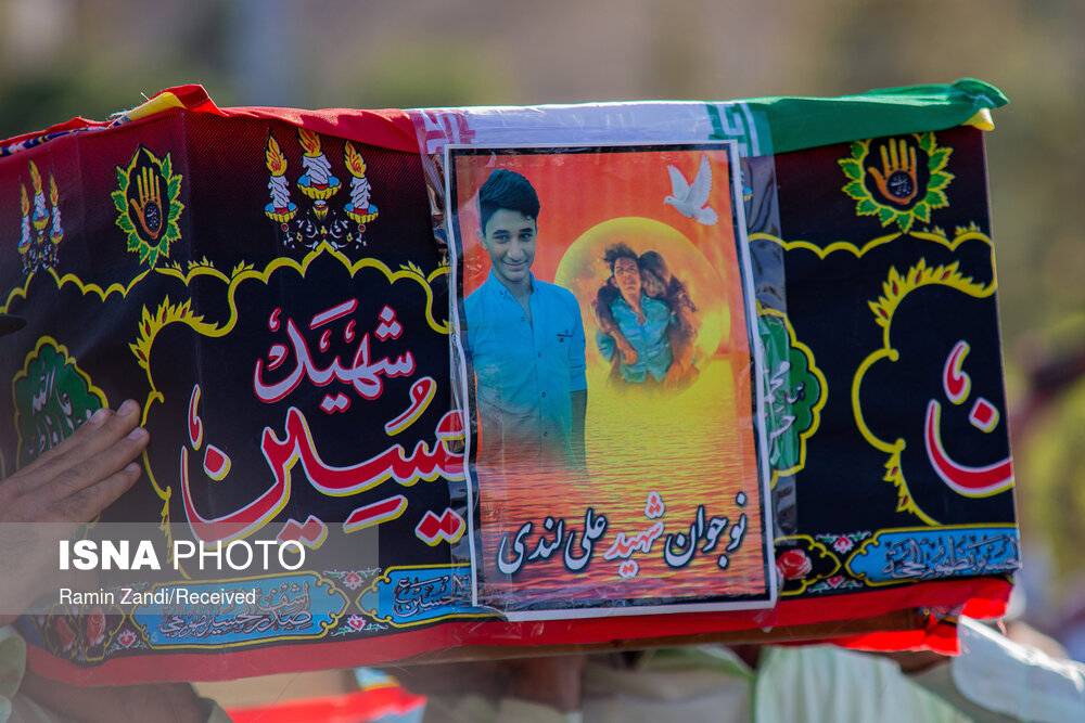 اهدای مدال شجاعت به شهید علی لندی