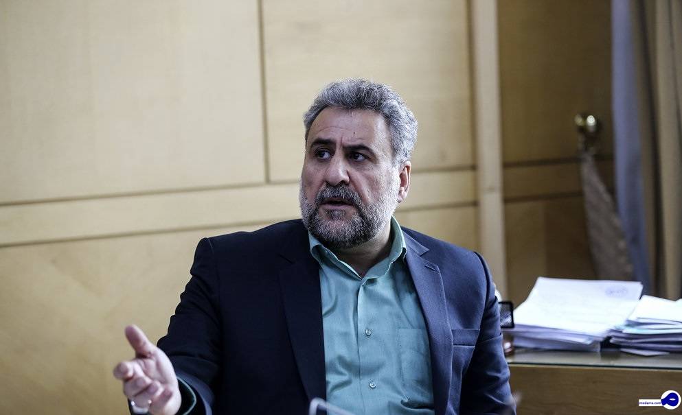 فلاحت پیشه: ایران روزانه هزاران میلیارد تومان برای فروش نفت تخفیف می‌دهد؛ با این حال بازهم این را افتخار می‌داند