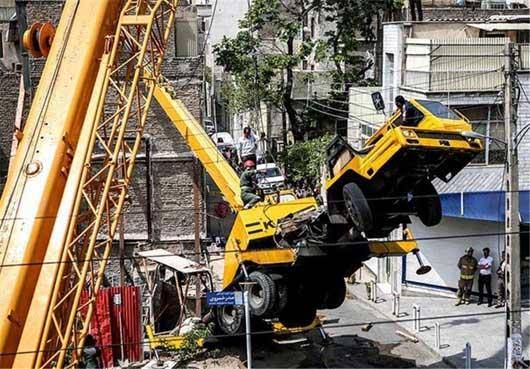 سقوط وحشتناک و زیان بار یک جرثقیل بر روی تریلی