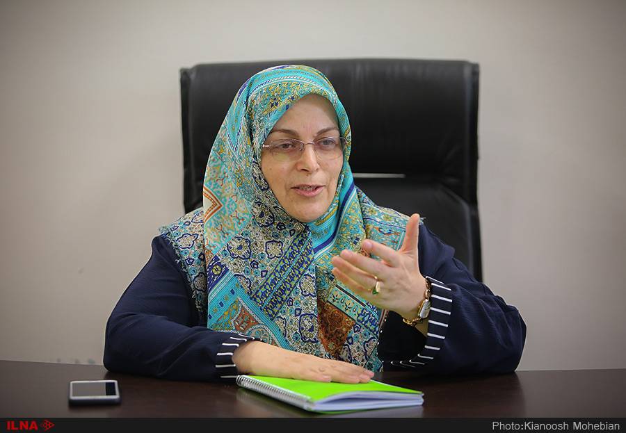 آذر منصوری: زنان بسیاری می‌شناسم که بعد از جنبش مهسا چادر و روسری خود را کنار گذاشته‌اند