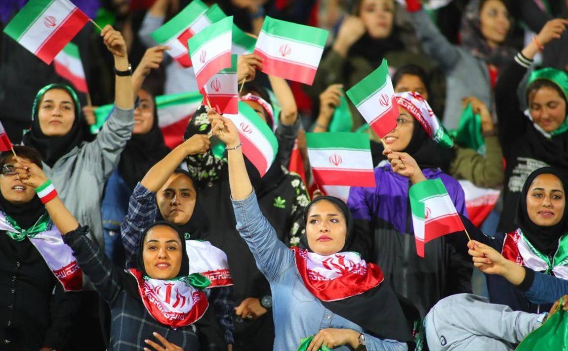 خبرگزاری دانشگاه آزاد: برخی زنان علاقه مند به رفتن ورزشگاه، نیتی جز تماشای مسابقه فوتبال دارند