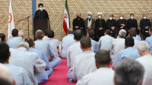 رئیسی در کمپ بازپروری: دیگر سراغ مواد مخدر نروید