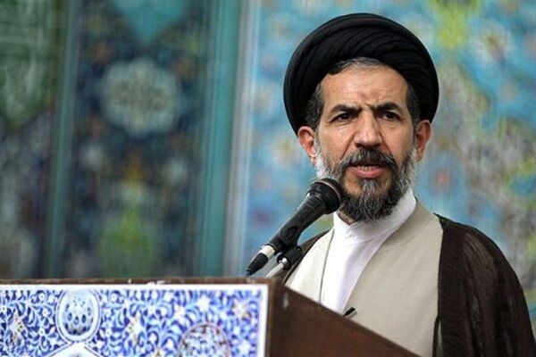 امام جمعه تهران: باید دست مردمی که موافق «حذف ارز ترجیحی» بودند را بوسید