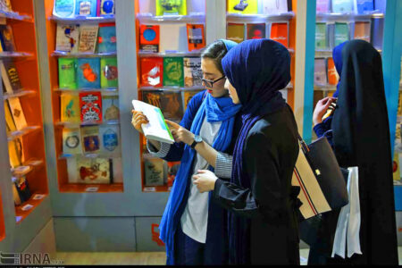 روزنامه اصولگرا: عکس های بدحجابی نمایشگاه کتاب جعلی بود