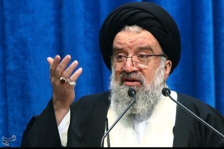 احمد خاتمی: دشمنان نظام به برخی پول می‌دهند تا علیه نظام روی دیوارها شعارنویسی کنند/ این پول آلوده و نجس است