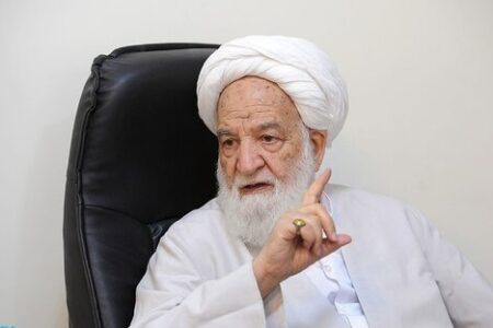 آیت الله مسعودی خمینی: برخی مردان آرایش زنانه می‌کنند/ خانم‌های چادری با آرایش غلیظ در جامعه خودنمایی نکنند