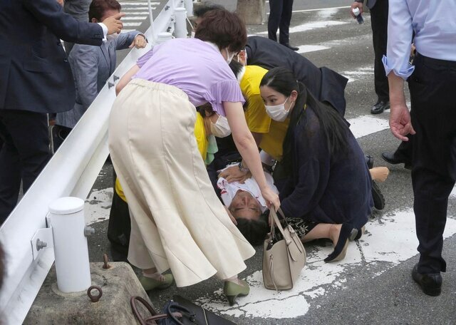شینزو آبه نخست‌وزیر سابق ژاپن  بر اثر ترور جان باخت