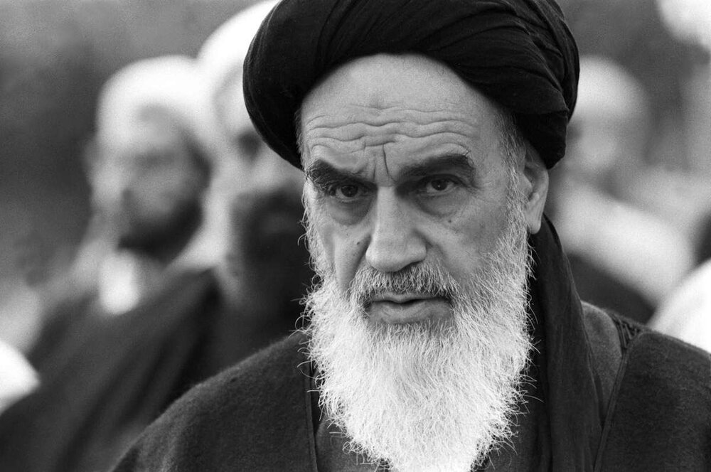 امام خمینی : امروز همه چیز ما در معرض خطر است ؛ خطر از جانب دوستان نادان تفرقه‌افکن