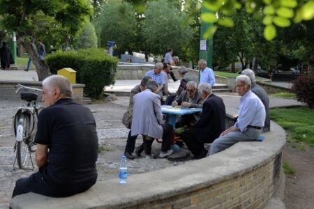 روزنامه جمهوری اسلامی: مگر حقوق رئیس جمهور و معاونانش با کارمندان یکسان است که می گوید افزایش حقوق بازنشستگان باید یکسان باشد؟