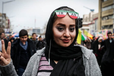 روزنامه اصولگرا: دموکراسی یعنی باید به «حجاب» احترام بگذاری