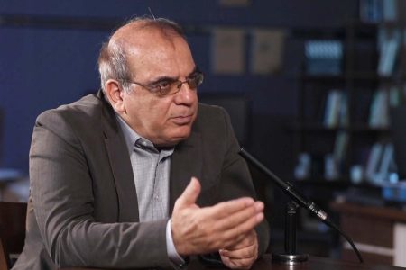 عباس عبدی: آیا اعتراض و شعار دادن، محکوم است که عفو وی را به عنوان یک اقدام «منت‌آور» مطرح کنیم؟/ معترضان تفننی وارد این میدان نشده بودند که آن را کنار بگذارند