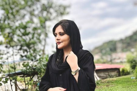 پدر مهسا امینی: دروغ می‌گویند که لباس مهسا با لباس فیلم متفاوت بود/ همه بدنش را پوشانده بودند تا کبودی‌ها را نبینیم/ با صدای بلند می‌گویم دخترم هیچ بیماری نداشت
