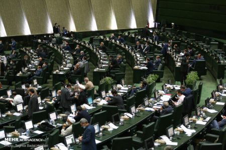 نماینده مجلس: اسامی ۲۲۷ نمایندگان امضاکننده بیانیه اخیر را منتشر کنید