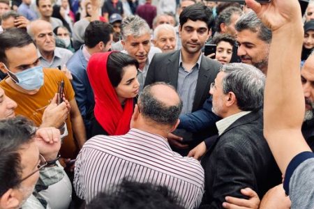 درددل مردم با احمدی‌نژاد در رشت / «زمان شما خیلی خوشبخت بودیم، الان بدبخت شدیم»+عکس