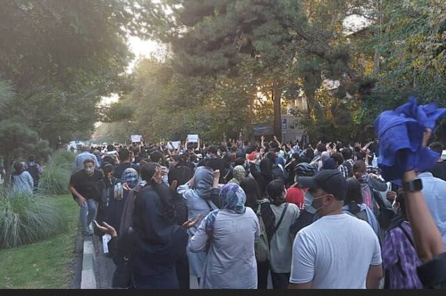 تجمع در تهران در اعتراض به عملکرد گشت ارشاد و درگذشت مهسا امینی