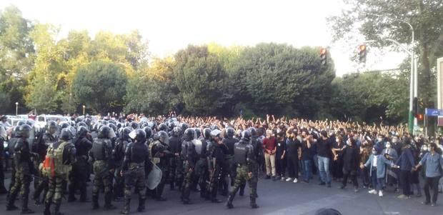 واکنش خواننده محبوب به ضرب و جرح مردم معترض در خیابان/ محسن چاووشی: «سکوت دیگر جایز نیست»