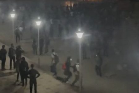 روزنامه همشهری: مگر عده ای دیوانه یا مشروبخوار حمله کردند که می گویید به دانشجویان دانشگاه شریف حمله شد؟
