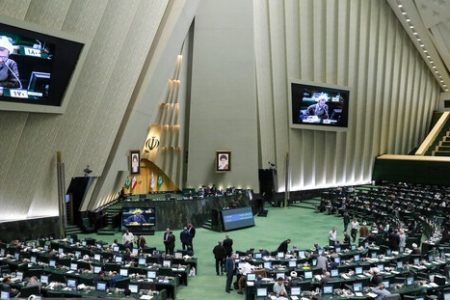 نمایندگان به بررسی لایحه متناسب سازی حقوق کارکنان دولت می‌پردازند