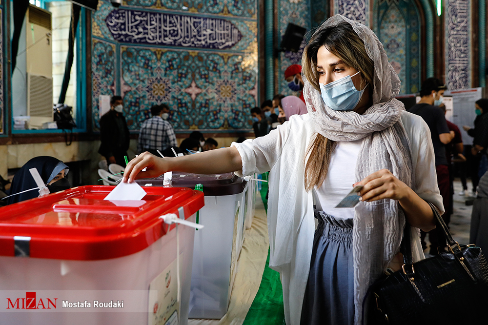 روزنامه حسین شریعتمداری باز هم دست به نظرسنجی زد/ کیهان: ۸۳ درصد زنان، حجاب را ضرورت و ارزش می دانند