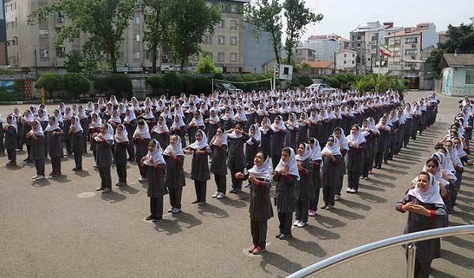 پدر دانش آموز یک مدرسه دخترانه در تهران: یک معلم با نهاد امنیتی تماس گرفت تا با دانش آموزان برخورد کنند