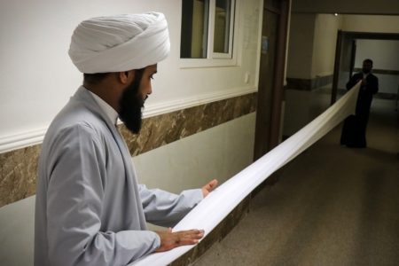 نماینده مجلس: ممکن است برخی از روحانیون از ترس اینکه خدای نکرده به لباس‌شان توهین شود با لباس شخصی بیرون بیایند