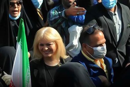 اصولگرایان از حضور زن بی‌حجاب با موهای بلوند در راهپیمایی ۱۳ آبان استقبال کردند
