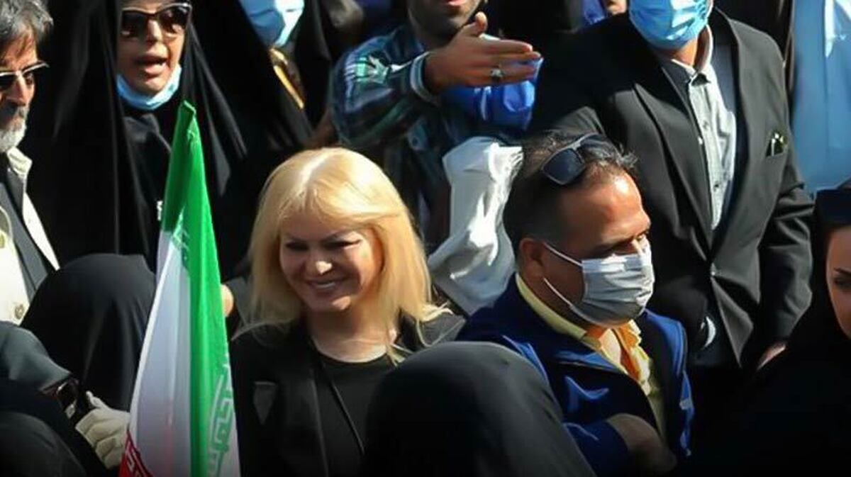 زن موبلوند بی‌حجاب در راهپیمایی ۱۳ آبان چه کسی بود؟