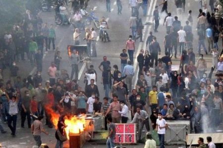 یکی از سفرای کشور‌های اروپایی با همراهی برخی از کارکنان دیگر سفارتخانه در تجمعات خیاباتی حضور داشتند