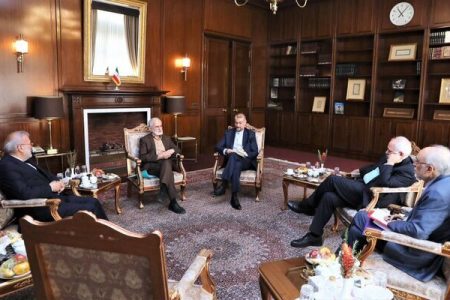 ژست متفاوت ظریف در نشست وزیران امورخارجه پیشین کشور