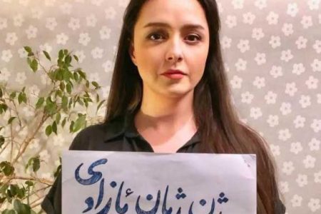 کیهان: ترانه علیدوستی تظاهر به اعتراض می‌کند چون در خارج از کشور و جشنواره‌های ضدایرانی برای او منفعت خواهد داشت