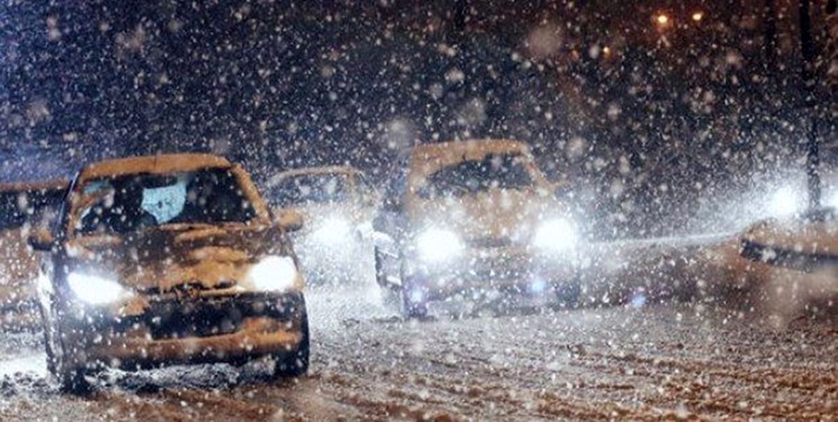 وضعیت ترافیکی تهران در شب برفی پایتخت/غافلگیری شهردار تهران مقابل بارش پیش‌بینی شده؛ خیابان‌ها شن‌پاشی نشد/ خودروها در ترافیک سوخت تمام کردند