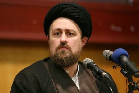 سیدحسن خمینی: می‌گویند مردم هزار مشکل دارند، اما شما روحانیون از این صحبت می‌کنید اگر به کره ماه رفتیم، کدام طرف نماز بخوانیم؟ این انتقاد، وارد است