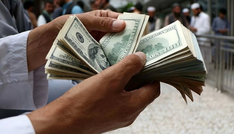 واکنش کیهان به دلار ۴۲ هزار تومانی: با متخلفان ارزی همان کاری را بکنید که «مصر» می کند