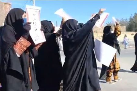 روزنامه دولت: در تجمع دیروز زاهدان باز هم زن هایی که از شهرهای دیگر رفته بودند، شعار دادند