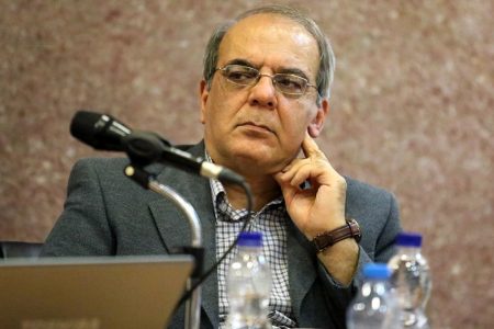عباس عبدی: طرح پیگیری حقوقی اخبار کذب در فضای مجازی فشار به رسانه‌ها را افزایش می‌دهد