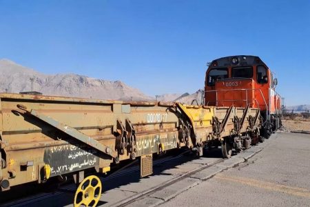 نخستین محموله ریل ملی به مقصد قطار شهری مشهد بارگیری شد