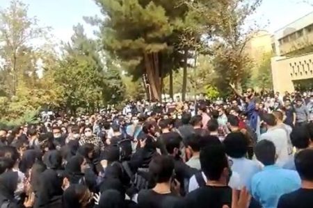 ۹۰ استاد دانشگاه علوم پزشکی تهران نامه دادند / اعتراض به «بازنگری تنگ‌نظرانه شیوه‌نامه اجرایی آیین‌نامه انضباطی برای خاموشی دانشجویان معترض» + اسامی