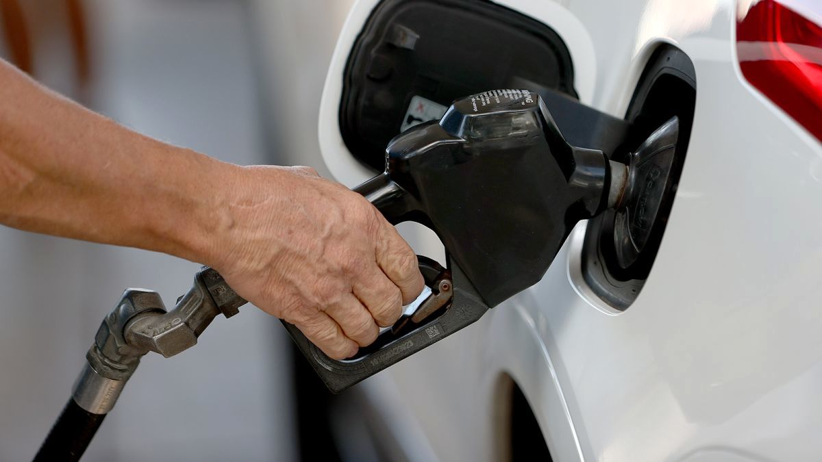 دلیل کسری روزانه ۱.۲ میلیون لیتری بنزین در کشور چیست؟