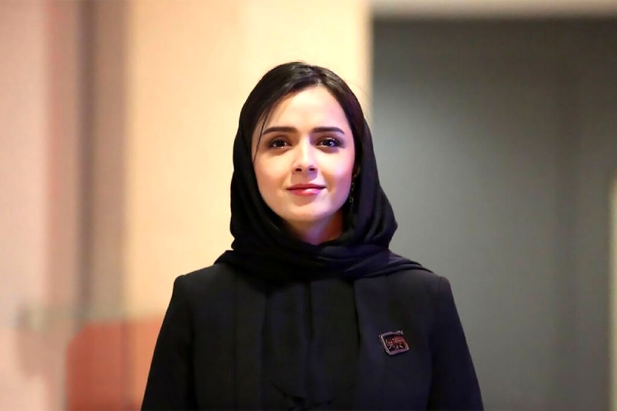 بهمن فرمان آرا، علی مصفا، لیلی رشیدی، پانته‌آ بهرام و… برای پیگیری بازداشت «ترانه علیدوستی» مقابل زندان اوین رفتند