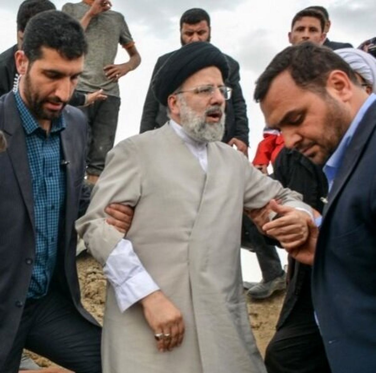 آقای رئیسی! دلار ۴۸۰۰۰ تومانی شده، الان صفحه چندم برنامه ۷۰۰۰ صفحه ای شما هستیم؟