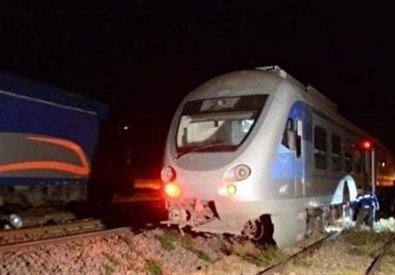 ۱۰ ساعت حبس مسافران در قطار قم ـ مشهد / یکی از مسافران: از سرما یخ زده‌ایم