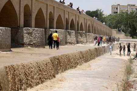 شماری از کشاورزان اصفهان بازگشایی زاینده‌رود را خواستار شدند